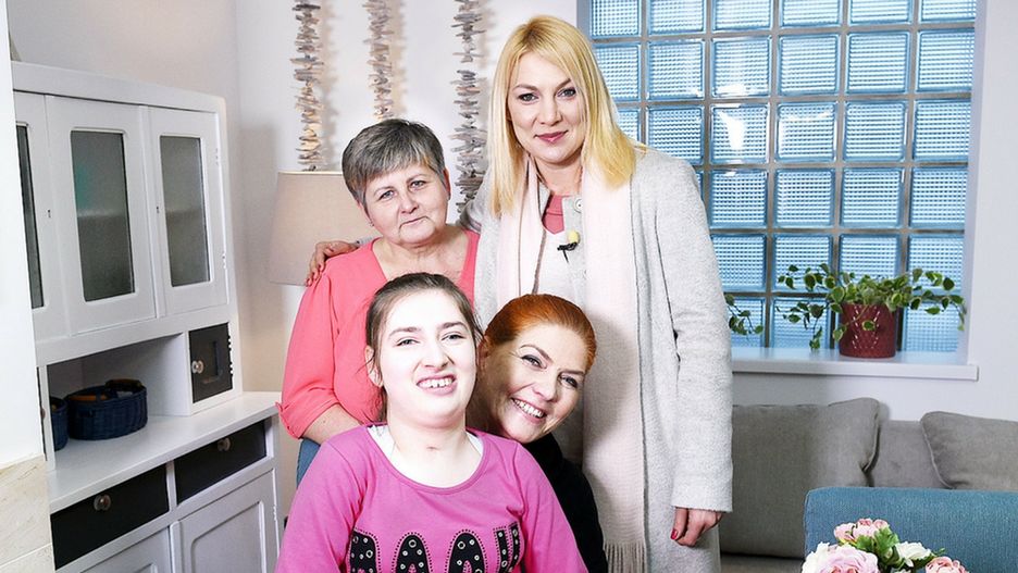 Pani Wanda i Ewa w wyremontowanym domu