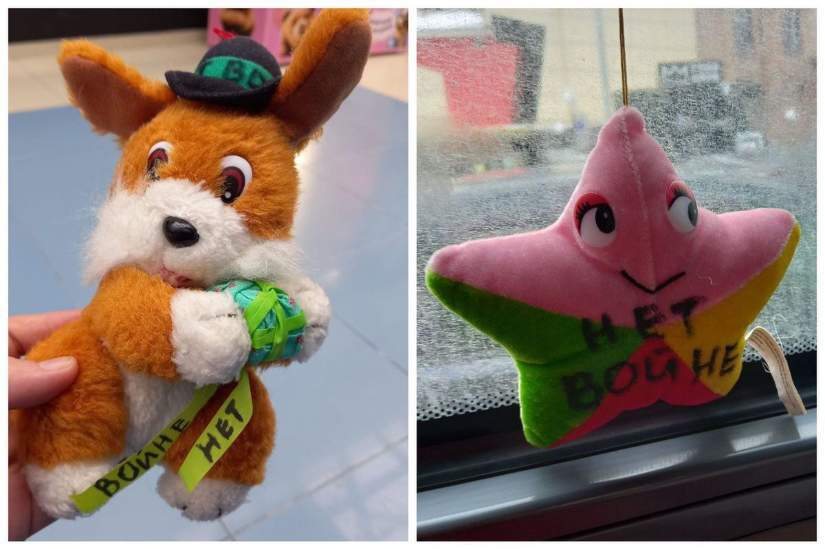 Someone is scattering stuffed animals with inscriptions opposing the war in Ukraine in Russia.