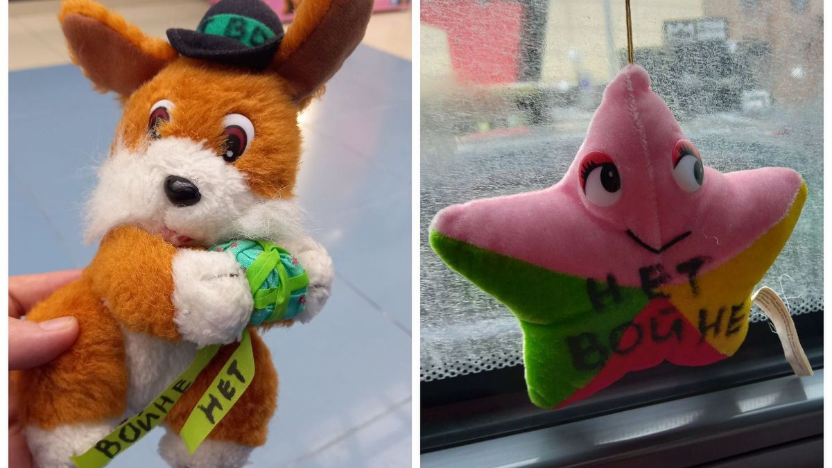 Ktoś rozrzuca w Rosji pluszaki z napisem sprzeciwiającym się wojnie w Ukrainie