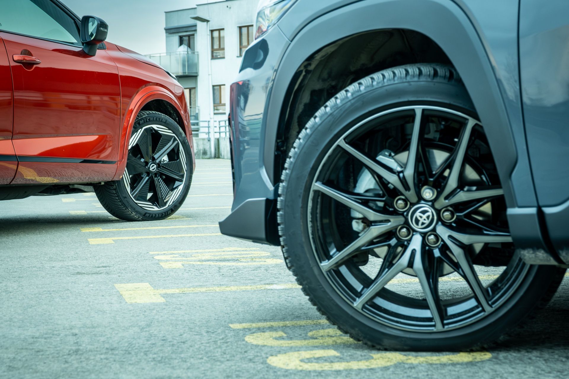 Nissan Qashqai e-Power kontra Toyota Corolla Cross GR Sport