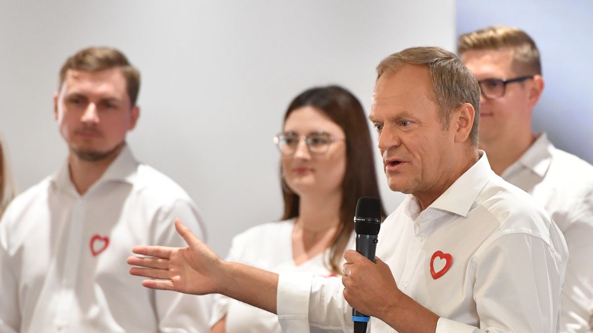 Warszawa, 16.08.2023. Przewodniczący Platformy Obywatelskiej Donald Tusk (2P) na posiedzeniu Rady Krajowej PO RP, 16 bm. w Warszawie. (ad) PAP/Radek Pietruszka