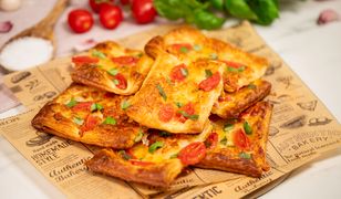Rozwiń rulon ciasta francuskiego, dorzuć dodatki. Rodzina będzie się zajadać na kolację
