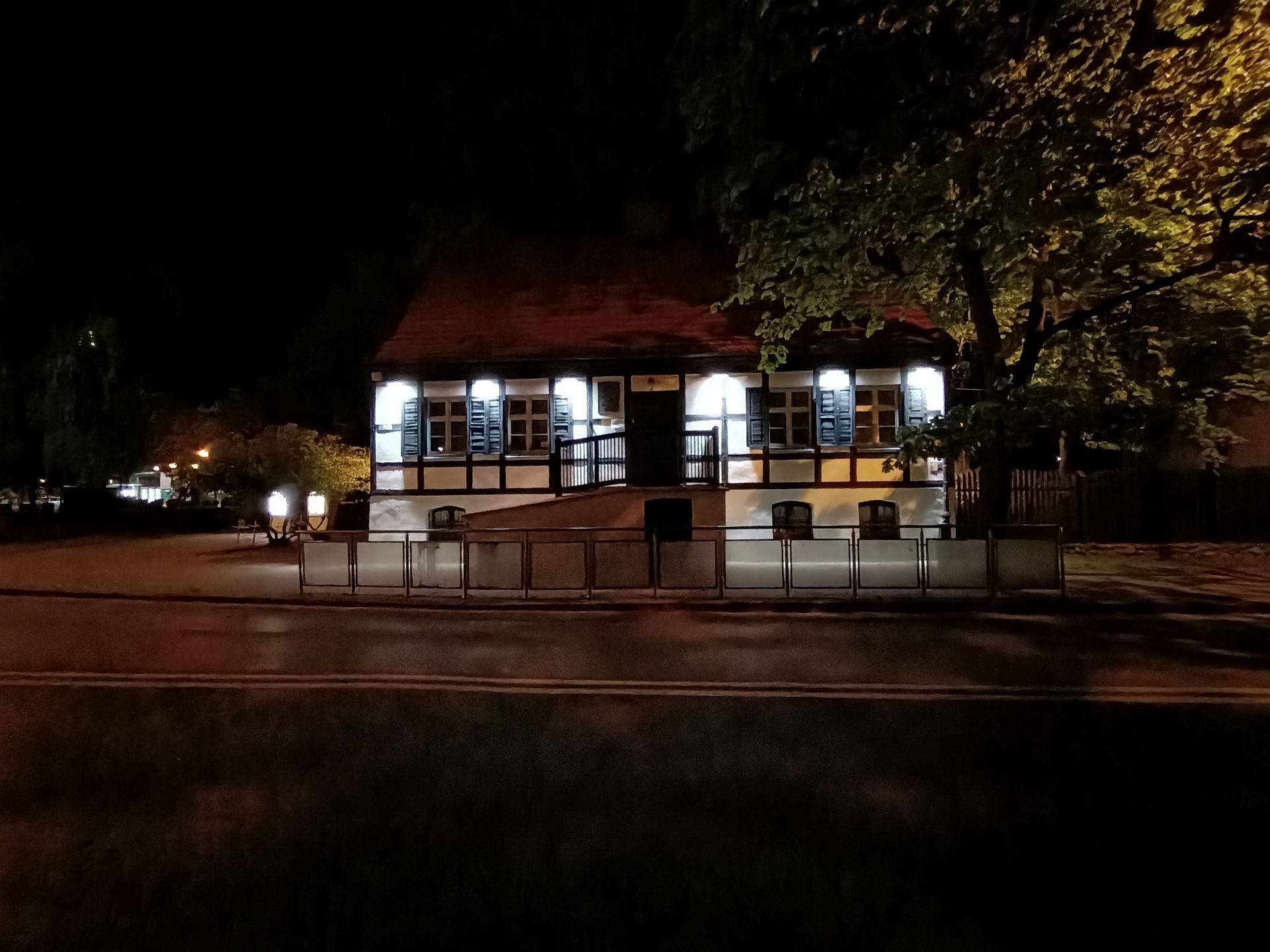 Taniej, ale i bardziej nijako. Test OPPO Reno 3 52