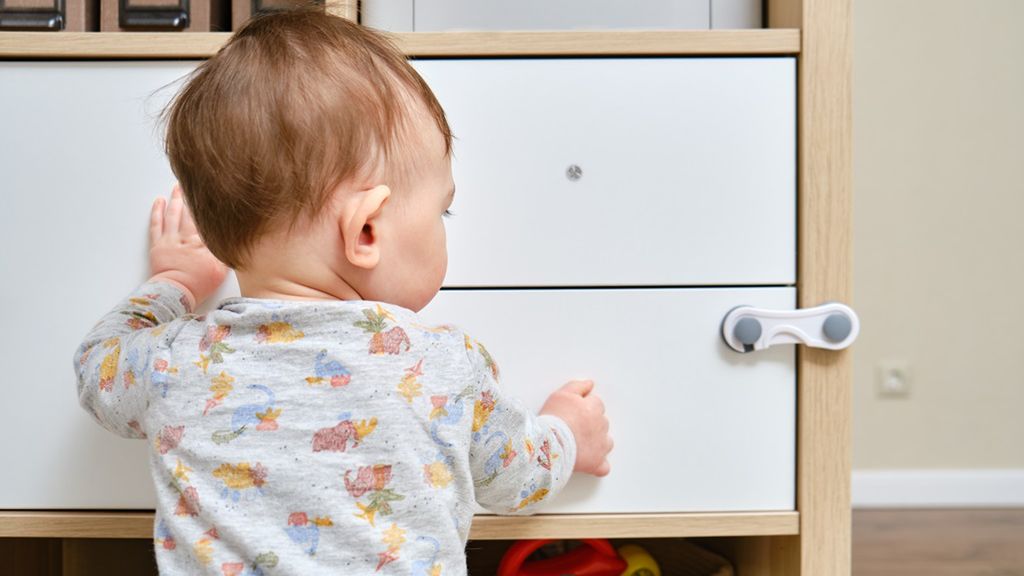 Zabezpieczenia w domu są niezbędne, gdy pojawia się w nim maluch
