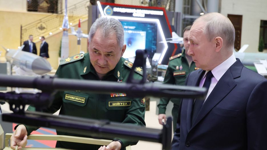 Russian President Vladimir Putin attends an expanded meeting of the Russian Defence Ministry Board
epa11037327 Russian President Vladimir Putin (R) and Defence Minister Sergei Shoigu (L) attend a military gear exhibition at the Russian National Defence Control Centre, after an expanded meeting of the Russian Defence Ministry Board in Moscow, Russia, 19 December 2023.  EPA/MIKHAIL KLIMENTYEV  / SPUTNIK / KREMLIN POOL MANDATORY CREDIT 
Dostawca: PAP/EPA.
MIKHAIL KLIMENTYEV  / SPUTNIK / KREMLIN POOL