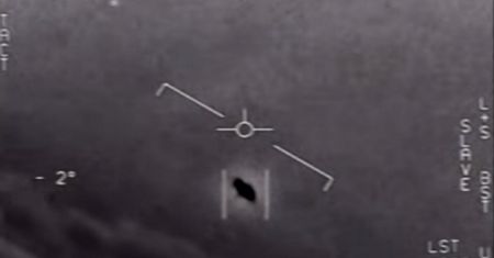 Pentagon upublicznił trzy filmy z UFO. Potwierdza ich autentyczność