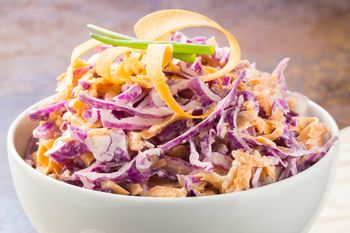 Surówka z dwóch rodzajów kapusty. Idealny dodatek do mięsa i ryby