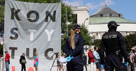 Wybory 2020. Obywatele RP protestują przed Sejmem. Na Wiejskiej rozwinięto "Konstytucję"