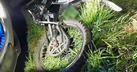 13-latek uciekał elektrycznym motocyklem przed policją. Pościg zakończył się na schodach