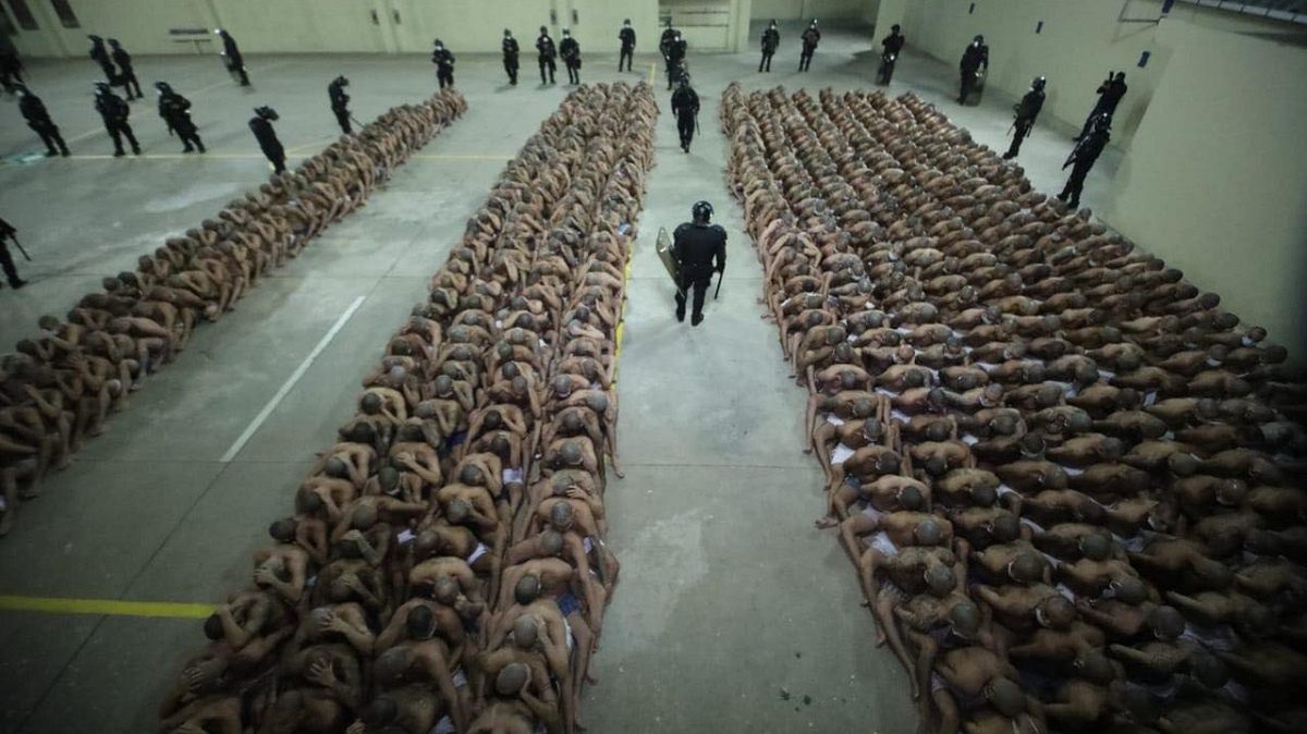 Stan wyjątkowy w więzieniach. Niepokojące zdjęcia z Salwadoru