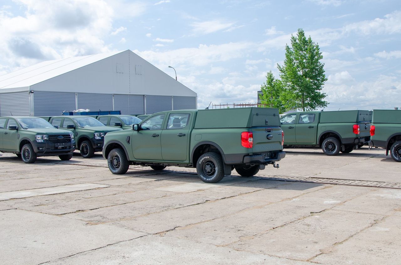 Wojskowy Ford Ranger od firmy Steeler