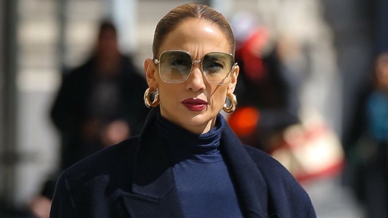 Jennifer Lopez w niebieskiej stylizacji i  torebką Chanel wartą krocie szuka mieszkania na Manhatanie