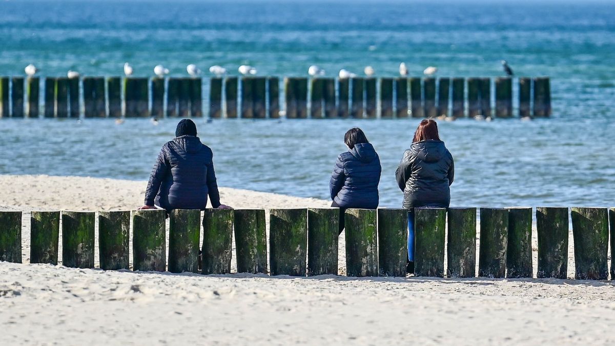 Pobierowo, 27.02.2026. Słoneczny dzień nad morzem w Pobierowie, 27 bm. Zbliża się wyjątkowo ciepły weekend. (sko) PAP/Marcin Bielecki
