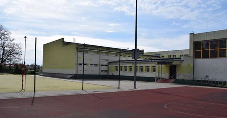 Robił zdjęcia pod szkołą. Mieszkańcy wzięli go za pedofila