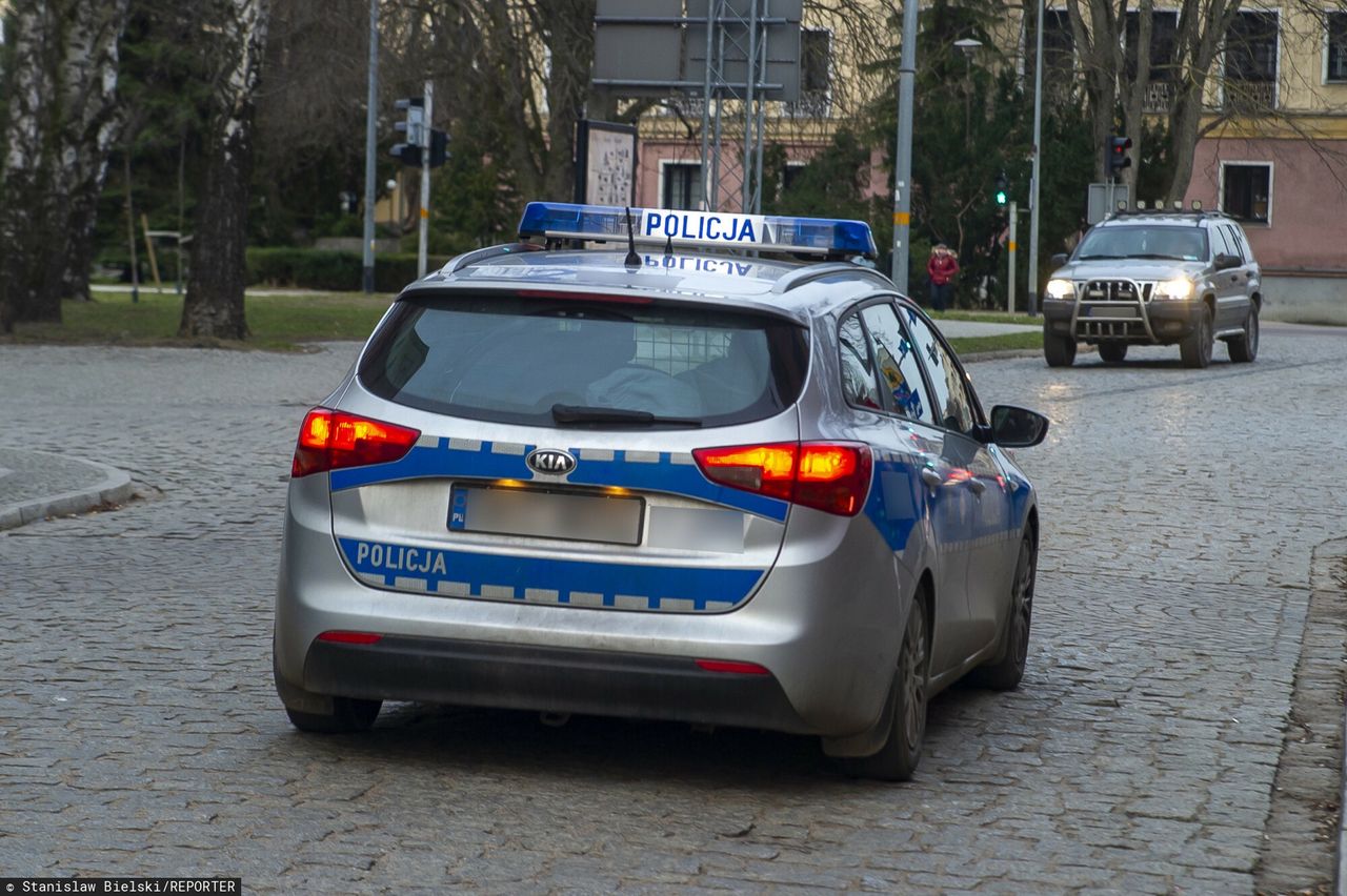 Trwa obława za kierowcą volkswagena. Chciał przejechać policjanta, staranował radiowóz, padły strzały. Ogłoszono alarm dla komendy