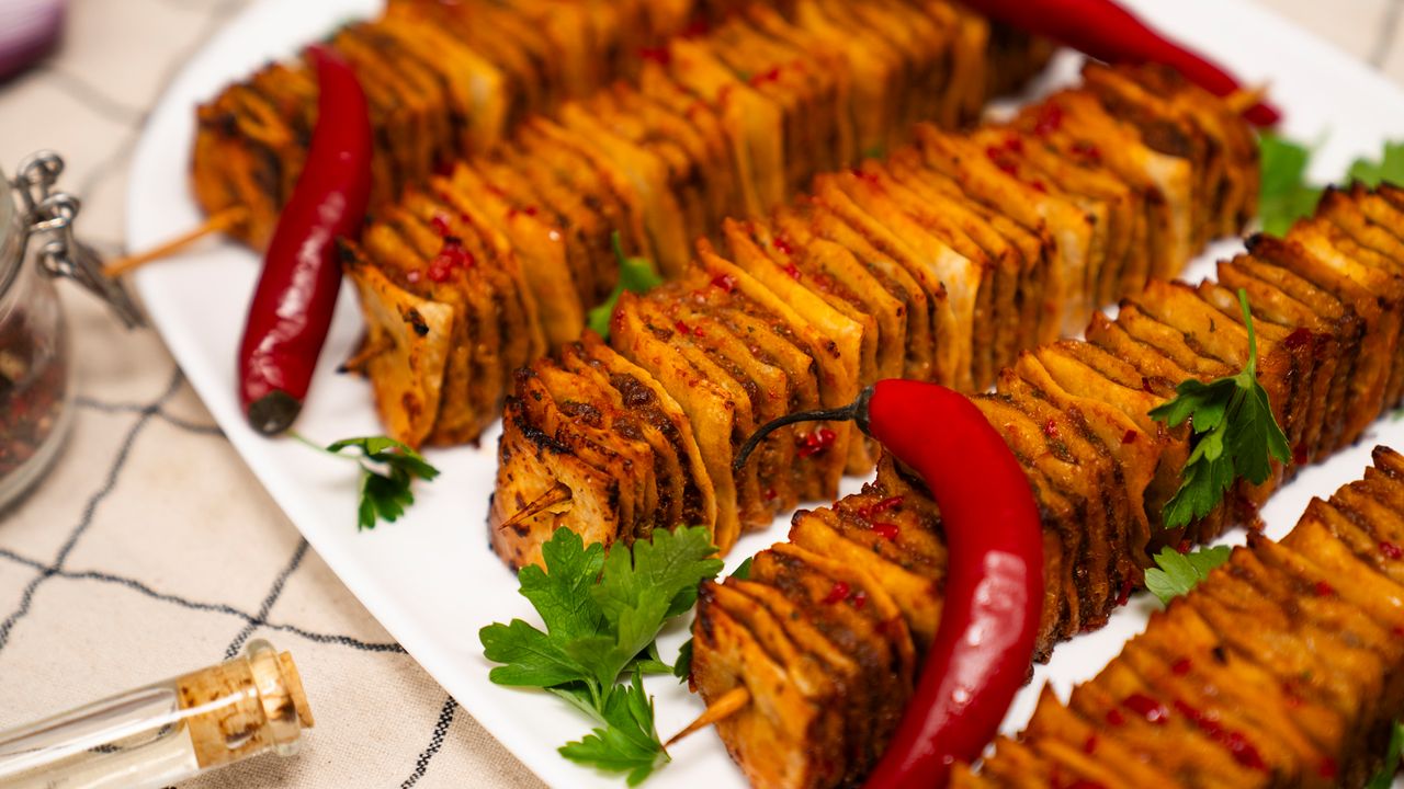 Tortillowe szaszłyki z wołowiną. Pomysł na ciepłą przekąskę z piekarnika