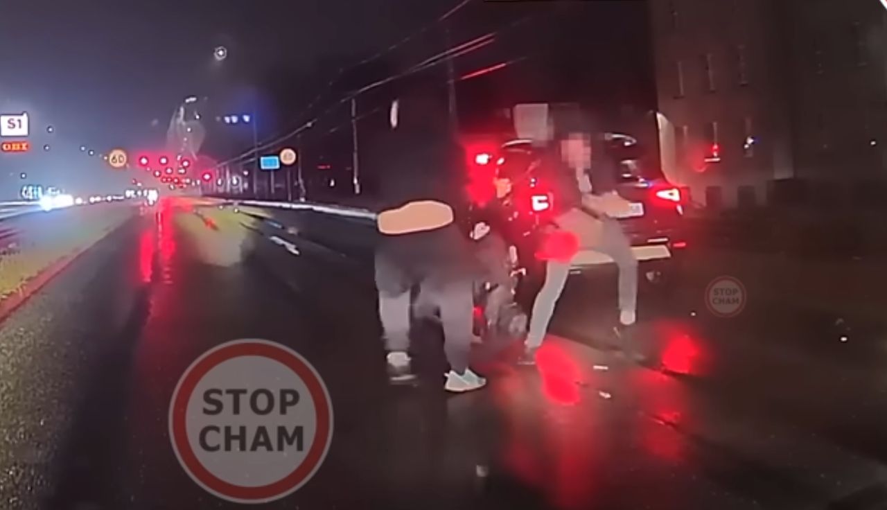 Bili się na środku drogi. Nagranie obiega sieć