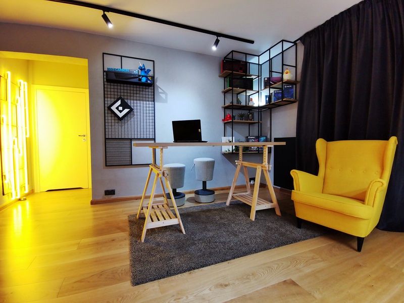 Komputronik Gaming Streaming House - pokój z rozstawionym stołem