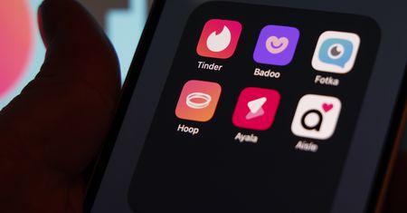 Reklamy sczytują lokalizację. Na liście Tinder i nie tylko