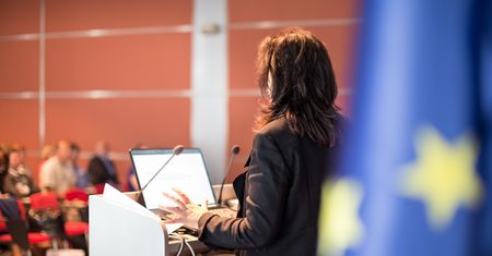Parlamentarzystki z UE dostały w prezencie perfumy. Zawierają substancje zaburzające układ hormonalny