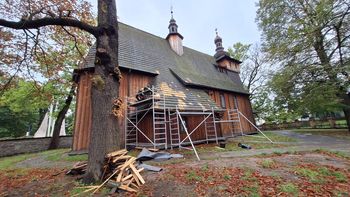 Tarnów: Kościółek na Burku z naprawionym dachem. Na zabytkowej świątyni wymieniono poszycie z gontu uszkodzone podczas lipcowej nawałnicy