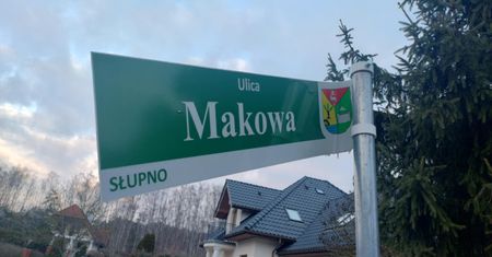 Wandal w Gminie Słupno? Coraz więcej przypadków dewastacji tablic informacyjnych z oznaczeniem ulic