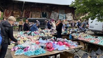 Niedziela na Dworcu Świebodzkim. Największe targowisko we Wrocławiu pęka w szwach. Jakie są dziś ceny?