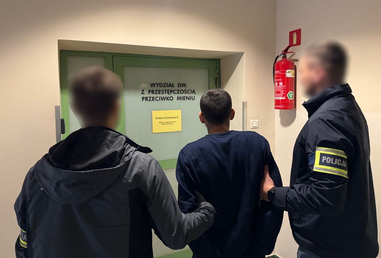 Krakowscy policjanci rozbili szajkę oszustów. "Zleceniodawca", "logistyk" i "odbierak" zatrzymani.