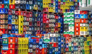 Ciężarówka przewożąca piwa przewróciła się na drodze krajowej 57. Setki butelek rozbitych