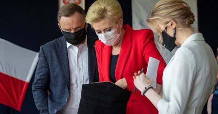 Kinga Duda poszła na wybory. Na maseczce miała wymowny napis