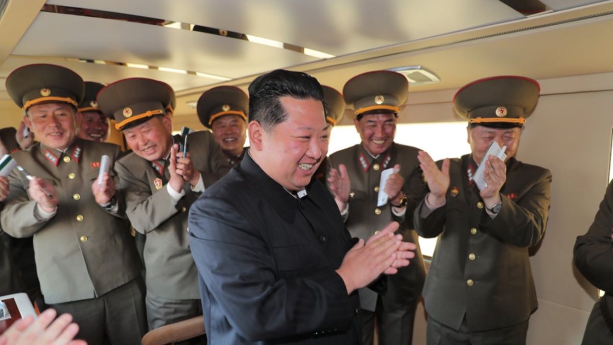 Kim Dzong Un i jego towarzysze z partii świętują kolejny test broni jądrowej