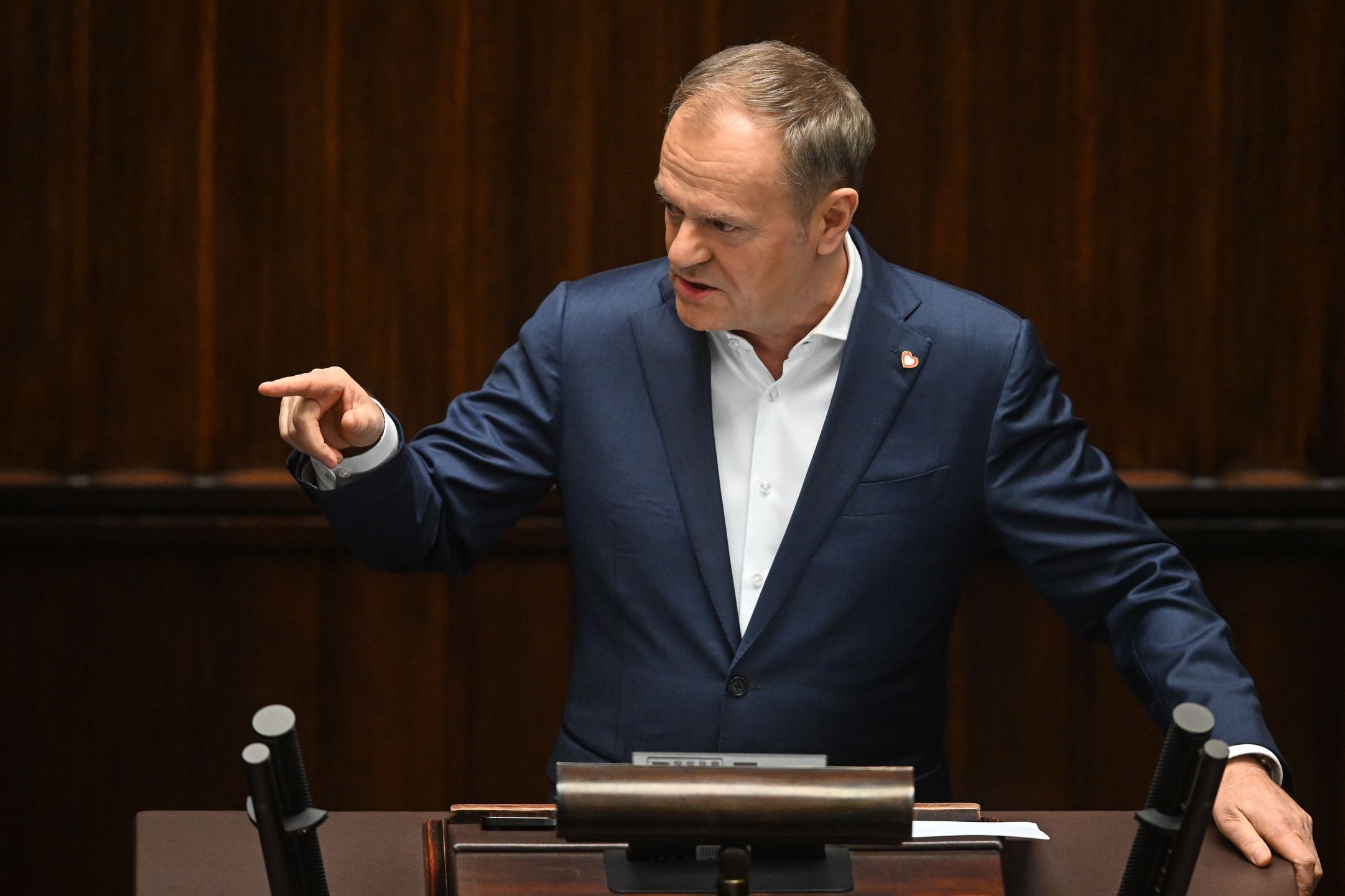 Warszawa, 20.02.2025. Premier Donald Tusk na sali plenarnej Sejmu w pierwszym dniu posiedzenia izby w Warszawie, 20 bm. Posłowie mają się zająć wnioskiem o wotum nieufności wobec minister Kotuli. (sko) PAP/Radek Pietruszka