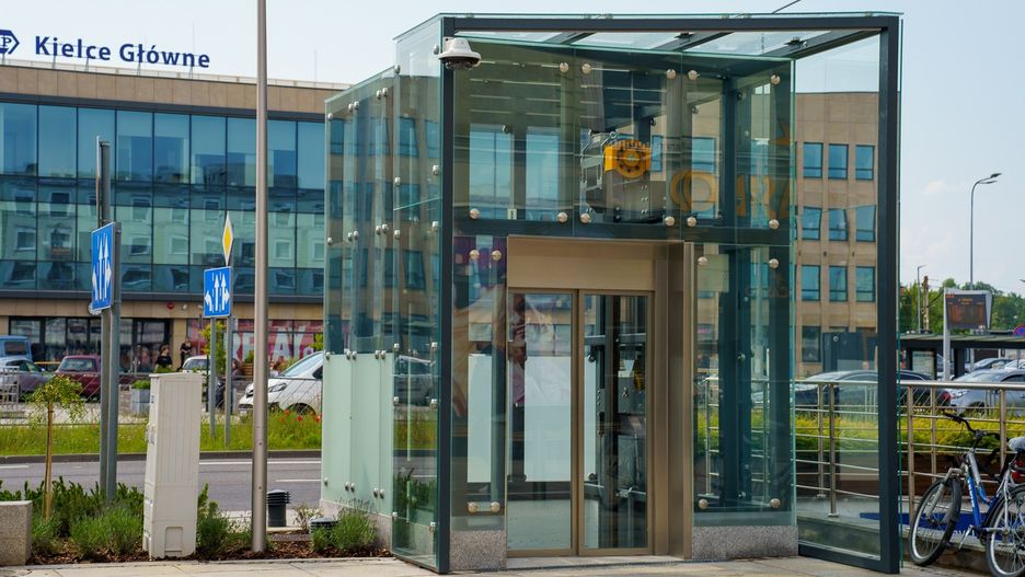 Winda ułatwi dostęp do przejścia podziemnego pod ulicą Żelazną i Dworcem PKP osobom z niepełnosprawnościami, seniorom, rodzicom z wózkami czy turystom z bagażami.