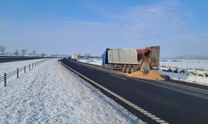 Kolizja dwóch tirów. Finał? 8 ton zboża na S7