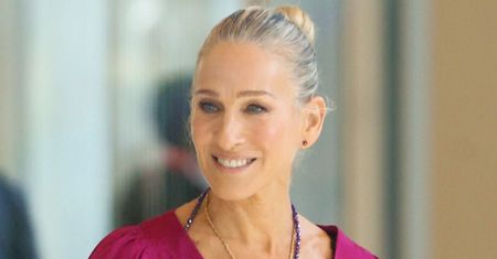 Wygląda fenomenalnie. Sarah Jessica Parker ubrała się w fuksję od stóp do głów