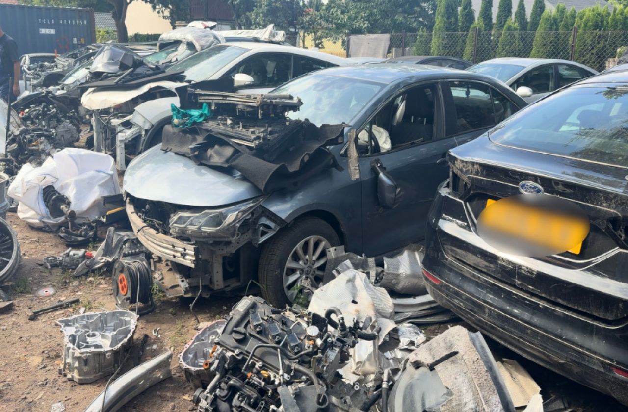 Z parkingu zniknęła Toyota za 105 tys. zł. Oto efekt działań policji. Odzyskali 25 aut