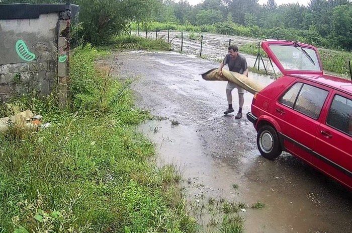 Śląskie. Nieznany sprawca w Bytomiu przywiózł dywany i podrzucił je w niedozwolonym miejscu.