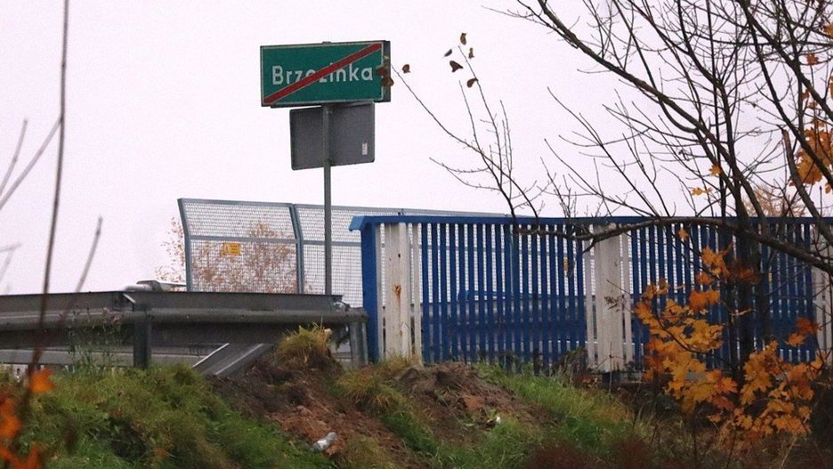 Ulica Męczeństwa Narodów zaczyna się za wiaduktem kolejowym prowadzącym do Brzezinki