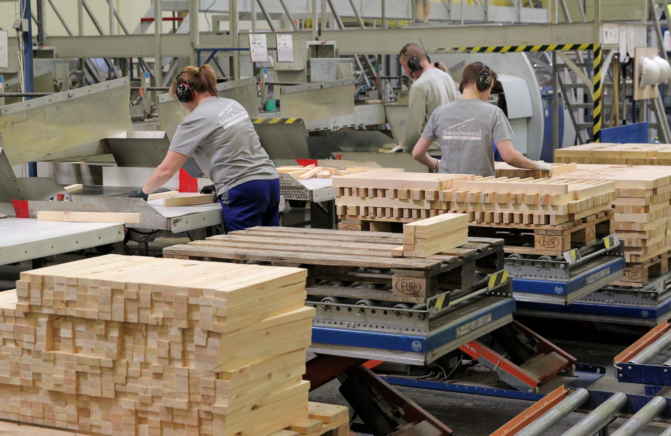 Fabryka Ikea
Wielbark, 23.04.2015. 
Linia produkcyjna w fabryce mebli sp�ki Ikea Industry Poland. 
Zak�ad produkuje drewniane meble dla sieci sklep�w IKEA. soa 
PAP/Tomasz Waszczuk
Tomasz Waszczuk
fabryka mebli, IKEA, Ikea Industry Poland, meble, przemys� drzewny, przemys� meblarski