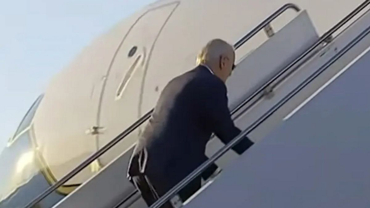 Joe Biden potknął się na schodach