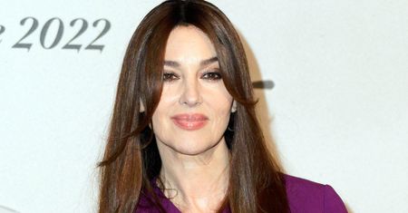 Monica Bellucci w królewskiej purpurze. Postawiła na modną alternatywę dla sukienki