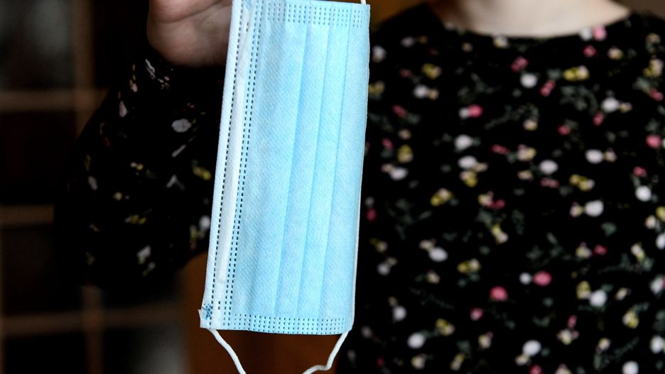 Koronawirus w Polsce. Świebodzice. Uchylona kara 10 tys. zł za... rozdawania maseczek ochronnych