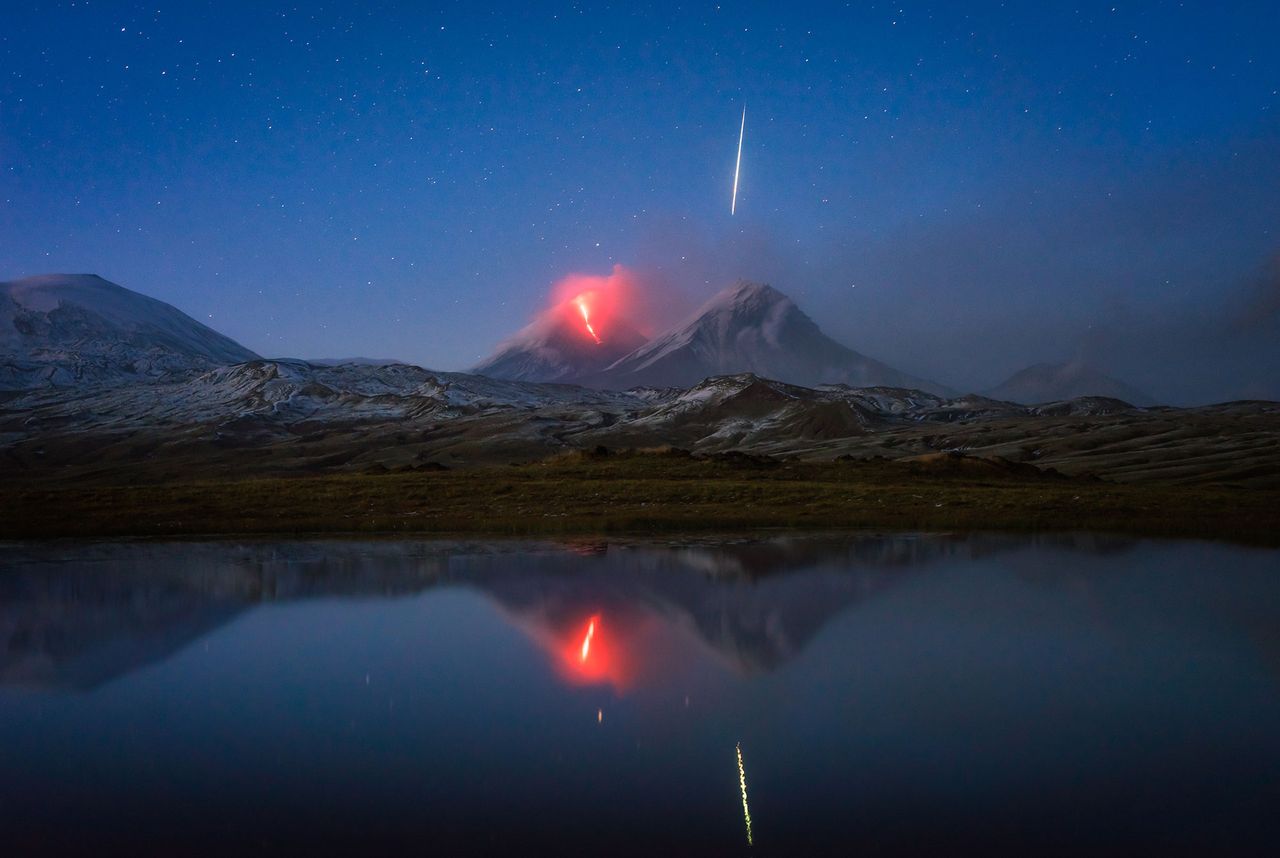 Spadający meteor nad wybuchającym wulkanem? Dla tego fotografa to żaden problem