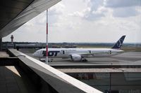 Na zdjęciu samolot na lotnisku Rzeszów-Jasionka