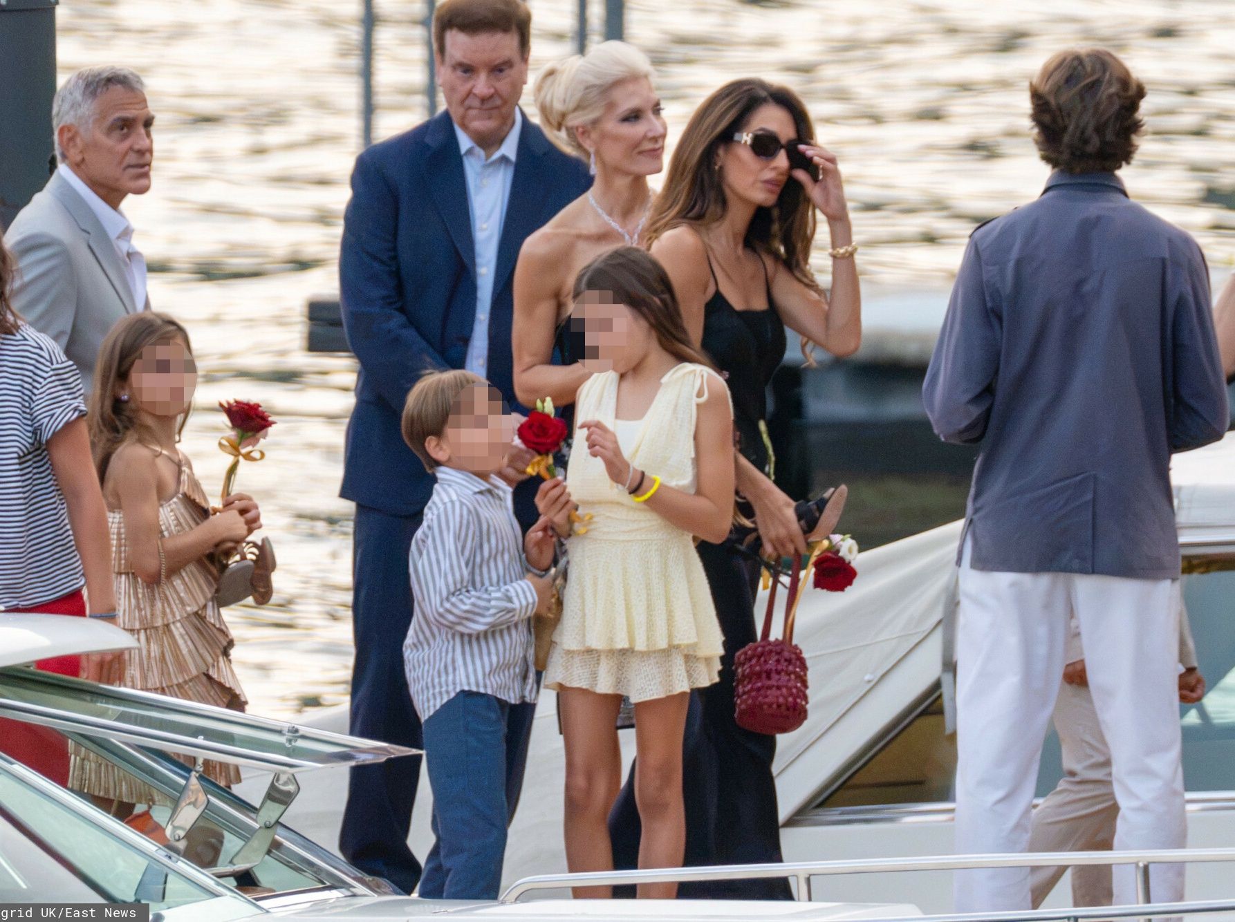 George i Amal Clooneyowie nad jeziorem Como