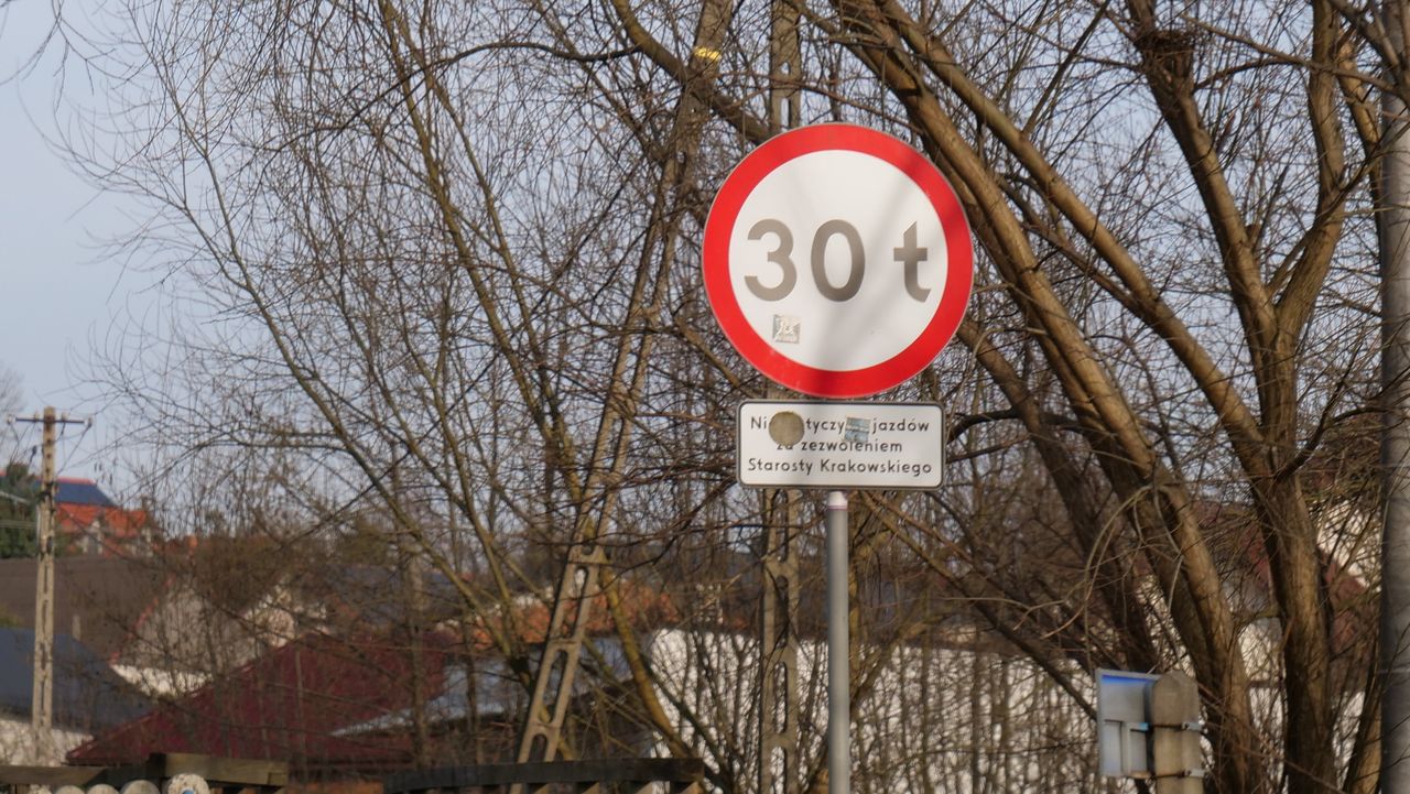 Ten znak często jest interpretowany jako ograniczenie prędkości