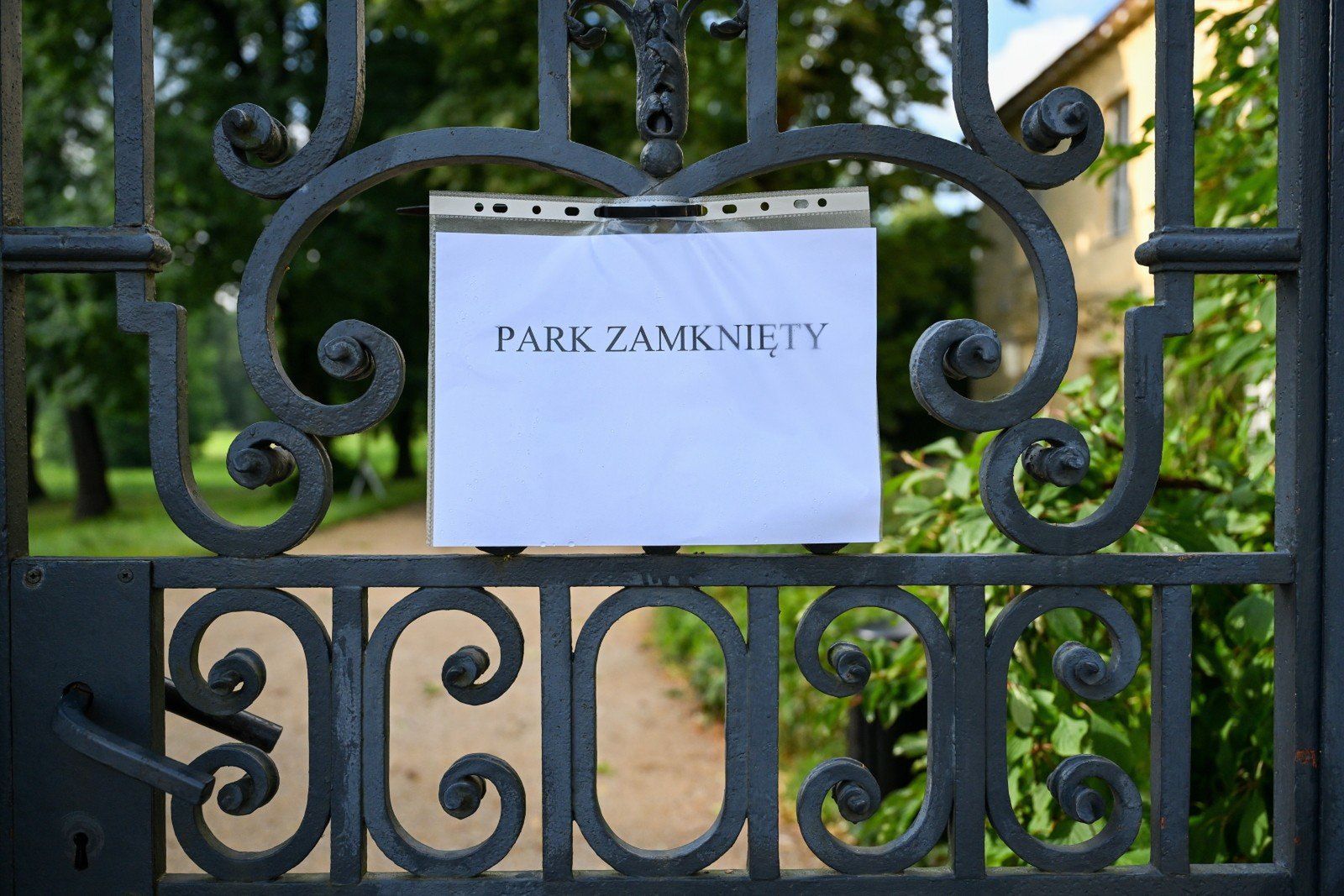 Zniszczenia po nawałnicy w zabytkowym parku w Łańcucie.
