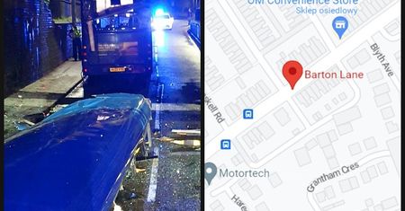 Zerwało dach. Autobus nie zmieścił się pod wiaduktem