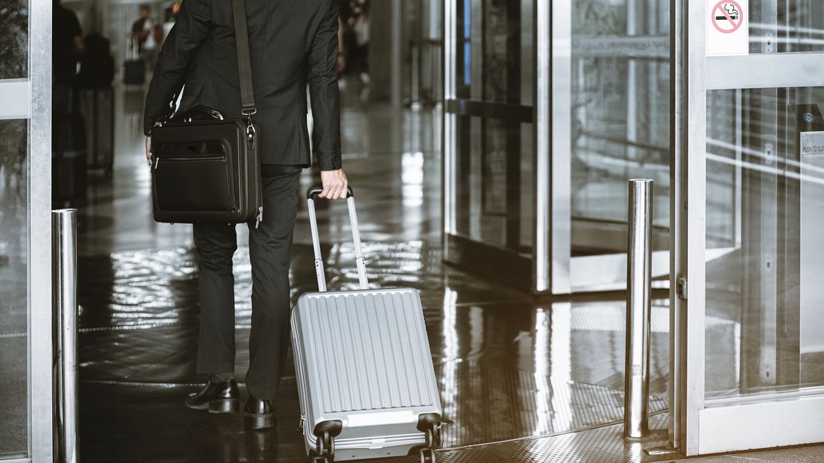 Linie lotnicze zabraniają wnoszenia na pokład smart bagów 