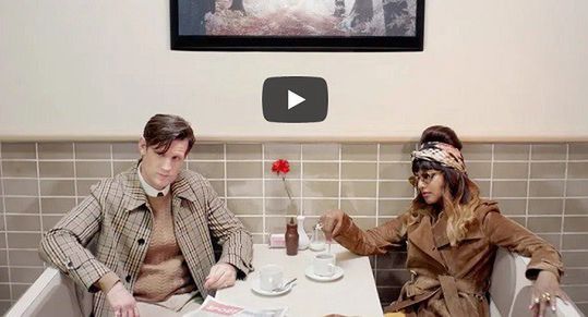 Brytyjska ekscentryczność w świątecznej kampanii Burberry (wideo)